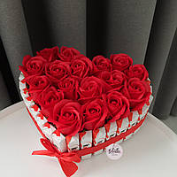 Подарочный набор "Торт из киндеров и красных роз" жене, маме (размер M)