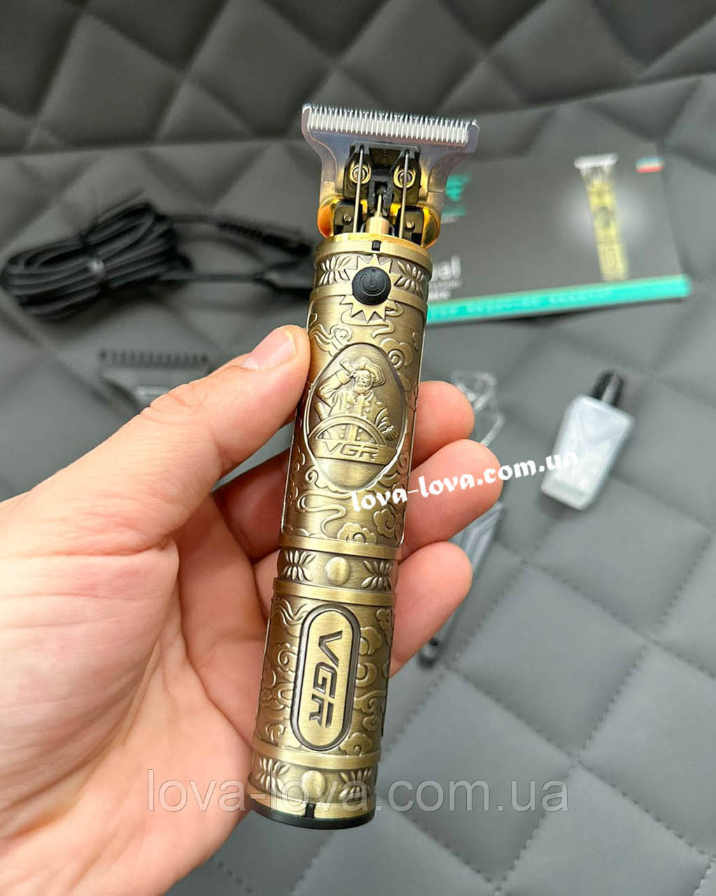 Профессиональный аккумуляторный триммер для бороды и усов VGR V-085 со сменными насадками