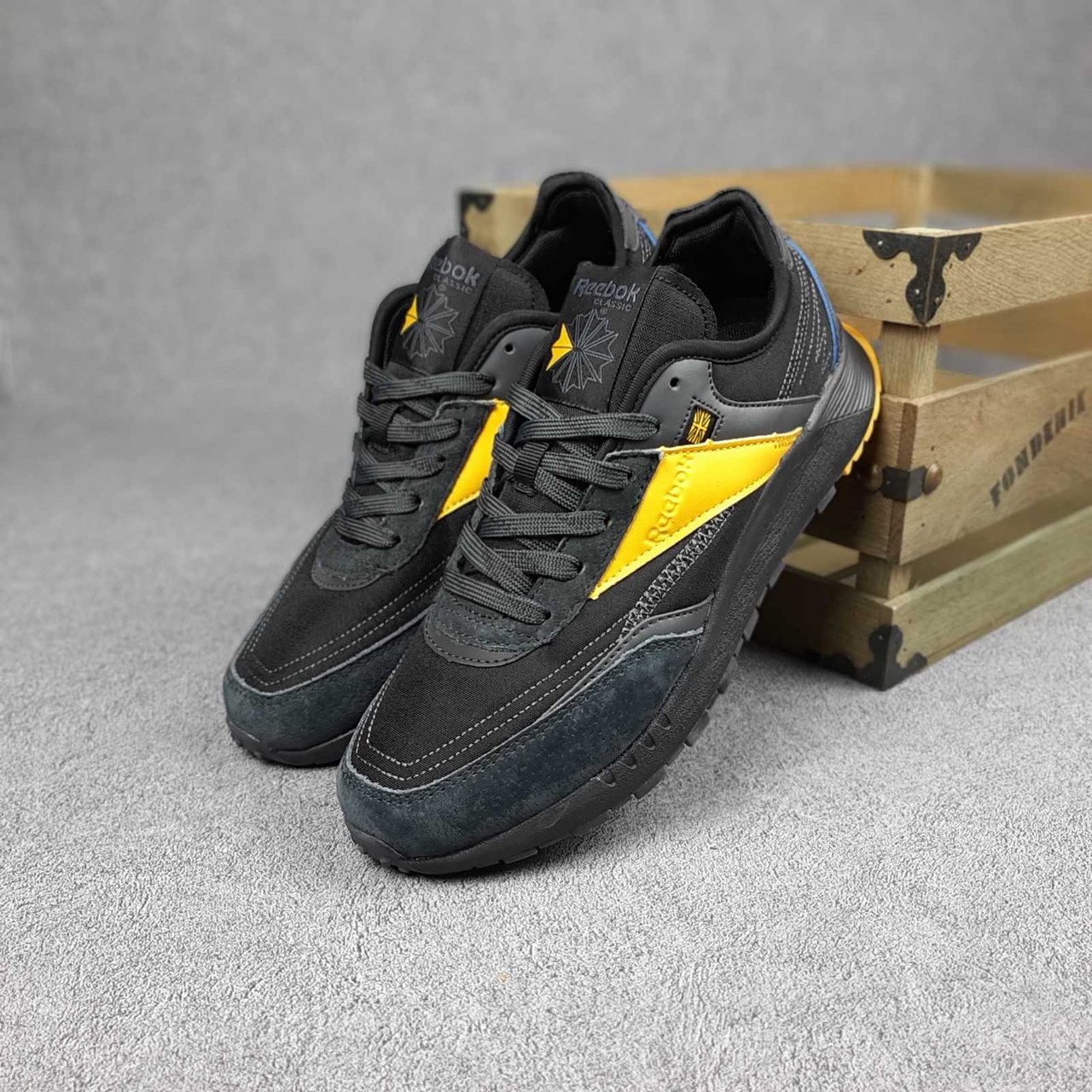Жіночі кросівки весна літо чорний з жовтим Reebok Classic. Взуття жіноче в чорному кольорі Рибок Класік