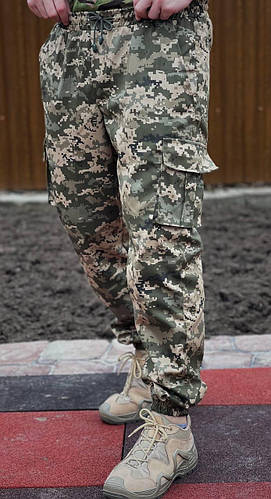 Купить Камуфлированные мужские брюки спортивного кроя в цвете Светлый ...