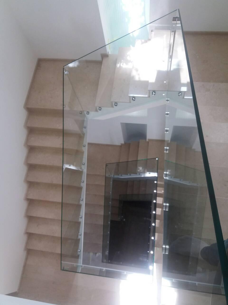Стеклянные перила на коннекторах для лестницы с прозрачным стеклом - фото 2 - id-p649849412