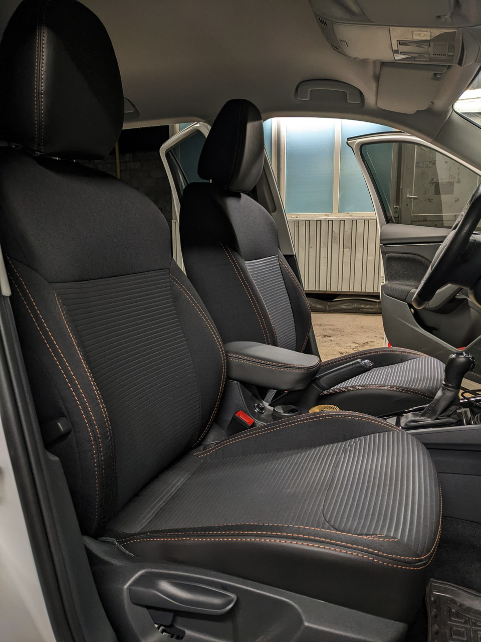 Автомобільні чохли для SsangYong Tivoli з 2015