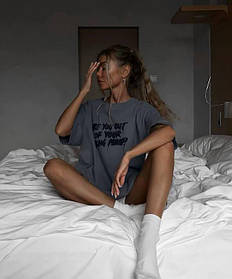 Сіра модна жіноча футболка. Вільна футболка з принтом