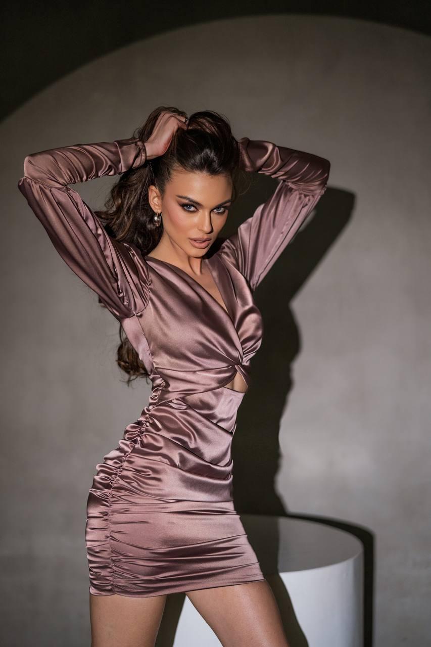 Вечірня кофейна шикарна сукня міні шовкова з драпіруванням, фото 1