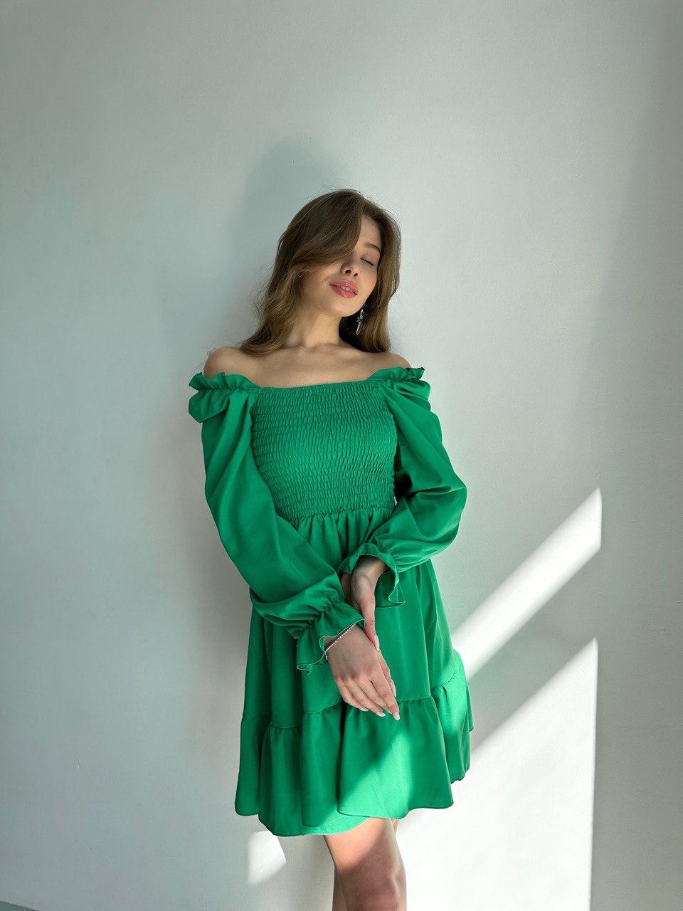 Зеленое нежное женское платье с длинным рукавом и воланами, летнее платье софт цвет трава - фото 2 - id-p1656570243