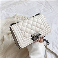 Сучасна жіноча біла сумка через плече з екошкіри, модна трендова жіноча сумочка для дівчини.