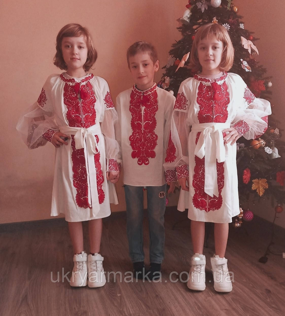 Ексклюзивні вишиванки для дівчаток "Бордові квіти" 146-152