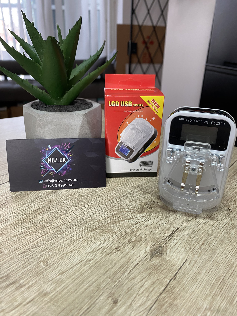 Універсальний зарядний пристрій краб з LCD екраном + USB, для заряджання акумуляторів Universal Charger