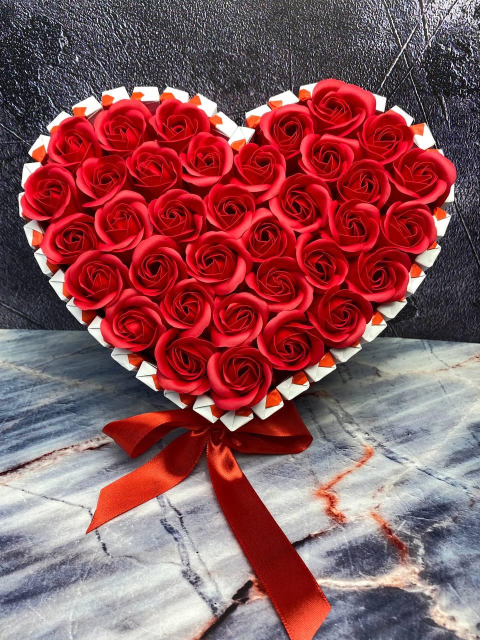 Солодкі композиції у вигляді серця патріотичні з кіндер шоколаду та мильних троянд (1 ярус середнє серце)
