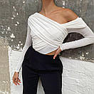 Жіночий трендовий топ із відкритими плечима та складками по всій довжині (р. 42-44) 10171029, фото 4