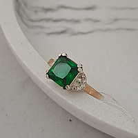 Серебряное кольцо с золотыми вставками и зеленым фианитом