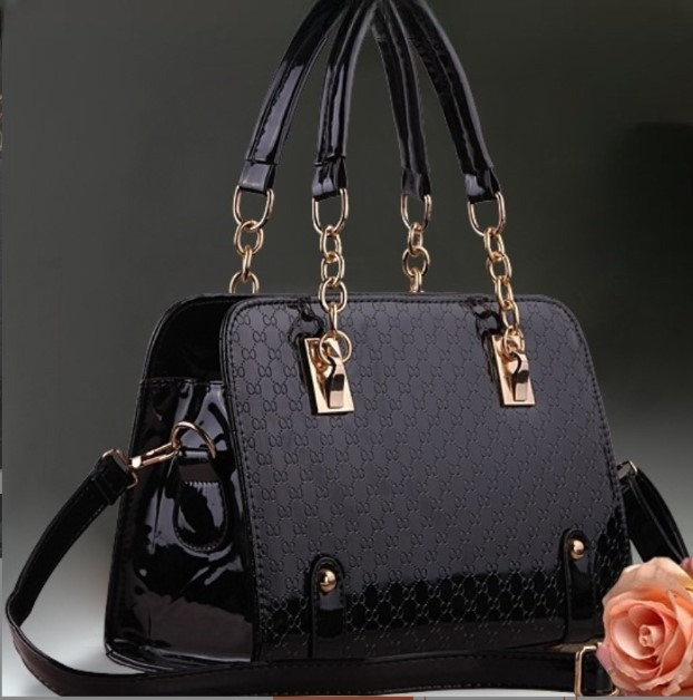 Сучасна жіноча чорна сумка через плече з лакової екошкіри, модна трендова жіноча сумочка для дівчини.