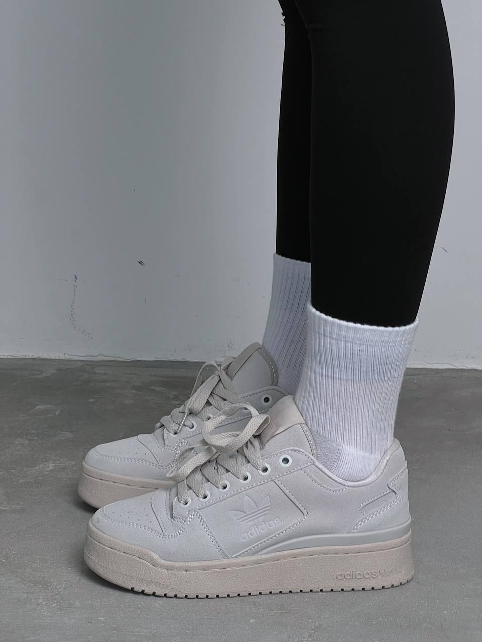 Модні жіночі кроссівки Adidas Forum Bold Beige. Світлі жіночі кросси Адідас Форум.