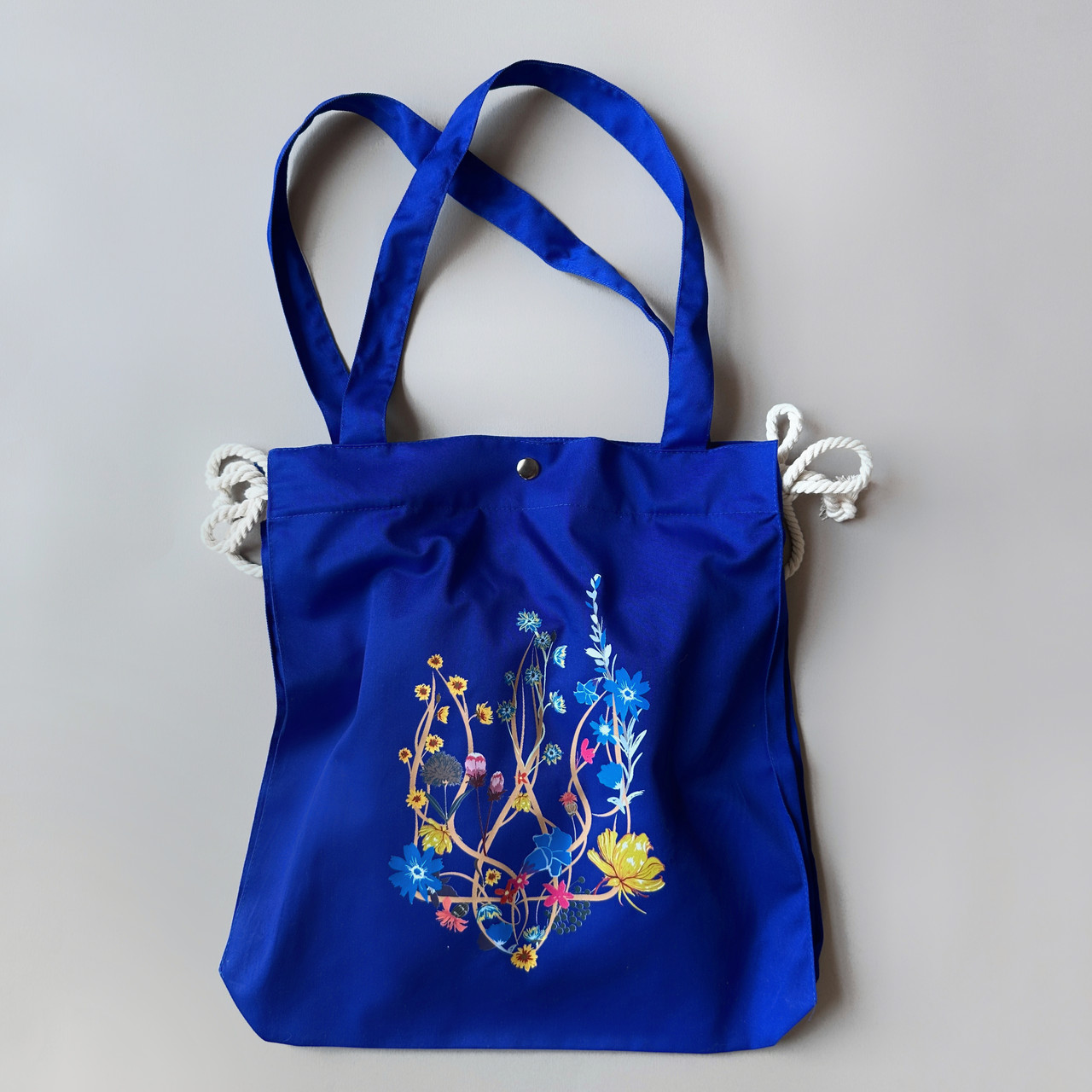Темно-синя сумка шопер патріотичний напис "Вільна, квітуча і незламна" / сумка з Тризубцем квіти