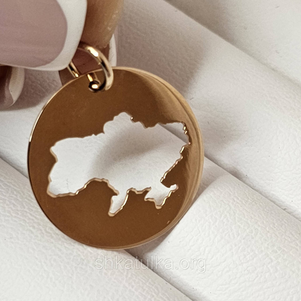 Золота підвіска з контуром України.