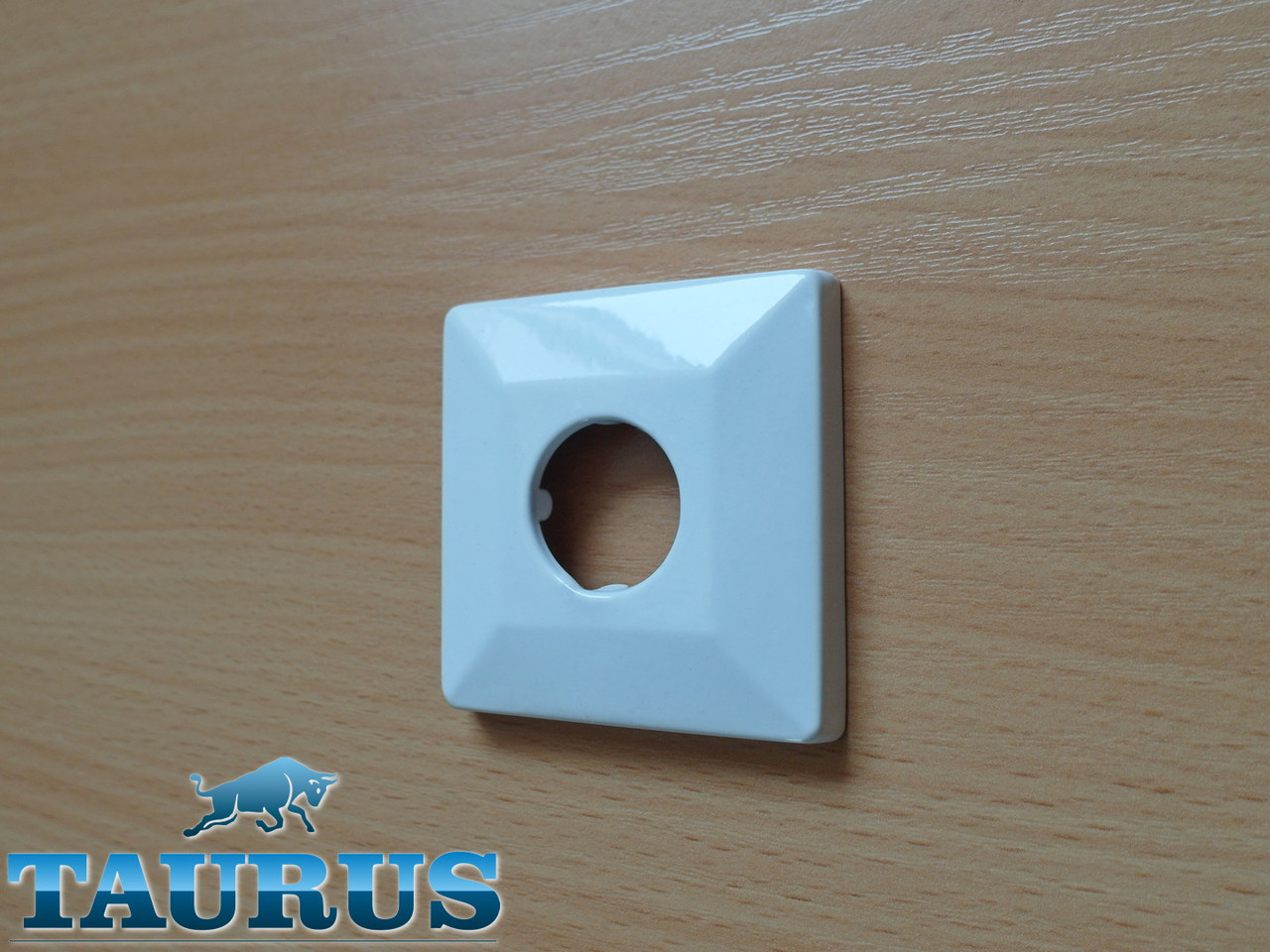 Біла квадратна декоративна накладка ThermoPulse CUBE 56x56 White / висота 10мм, під внутрішній d1/2" (20мм)