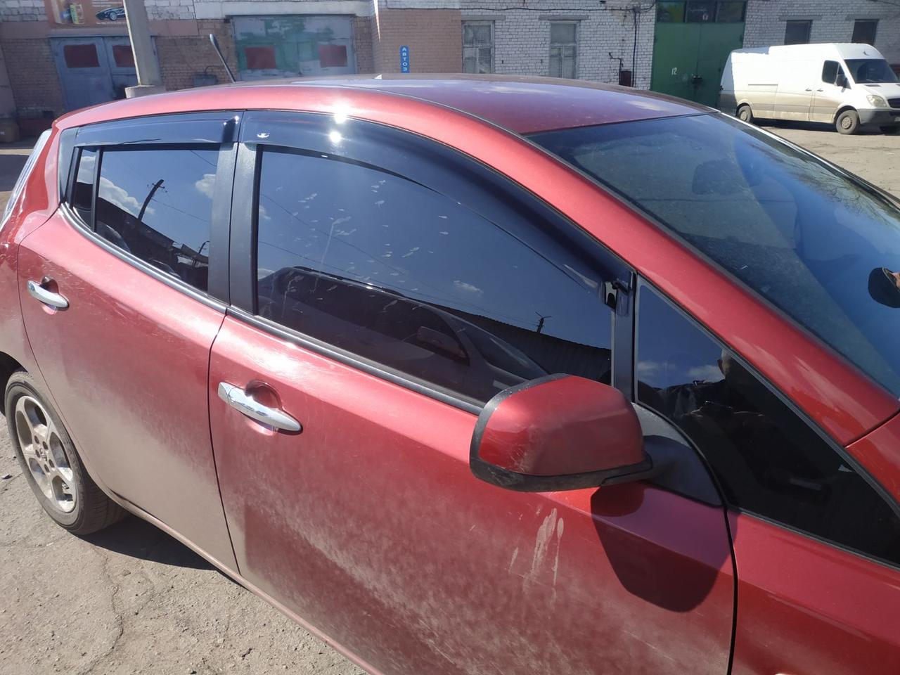 Дефлектори вікон (вітровики) Nissan Leaf 2010-2017 (Hic)