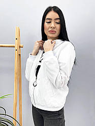 Жіноча коротка куртка ветровка легка на весну біла