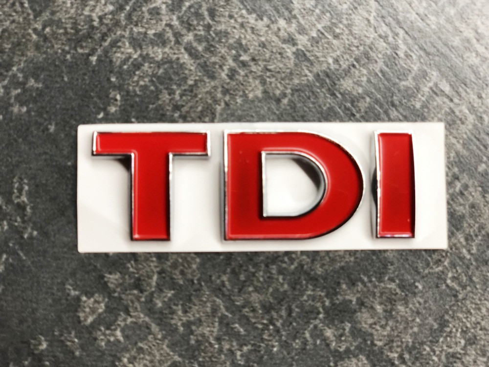 Шильдик напис TDI червоний 25мм на кришку багажника