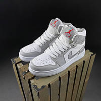 Женские / подростковые кроссовки Nike Air Jordan 1 mid высокие белые с серым серебристая кома
