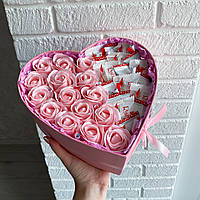 Подарунковий бокс з трояндами, цукерками Любімов та Раффаелло для дівчини