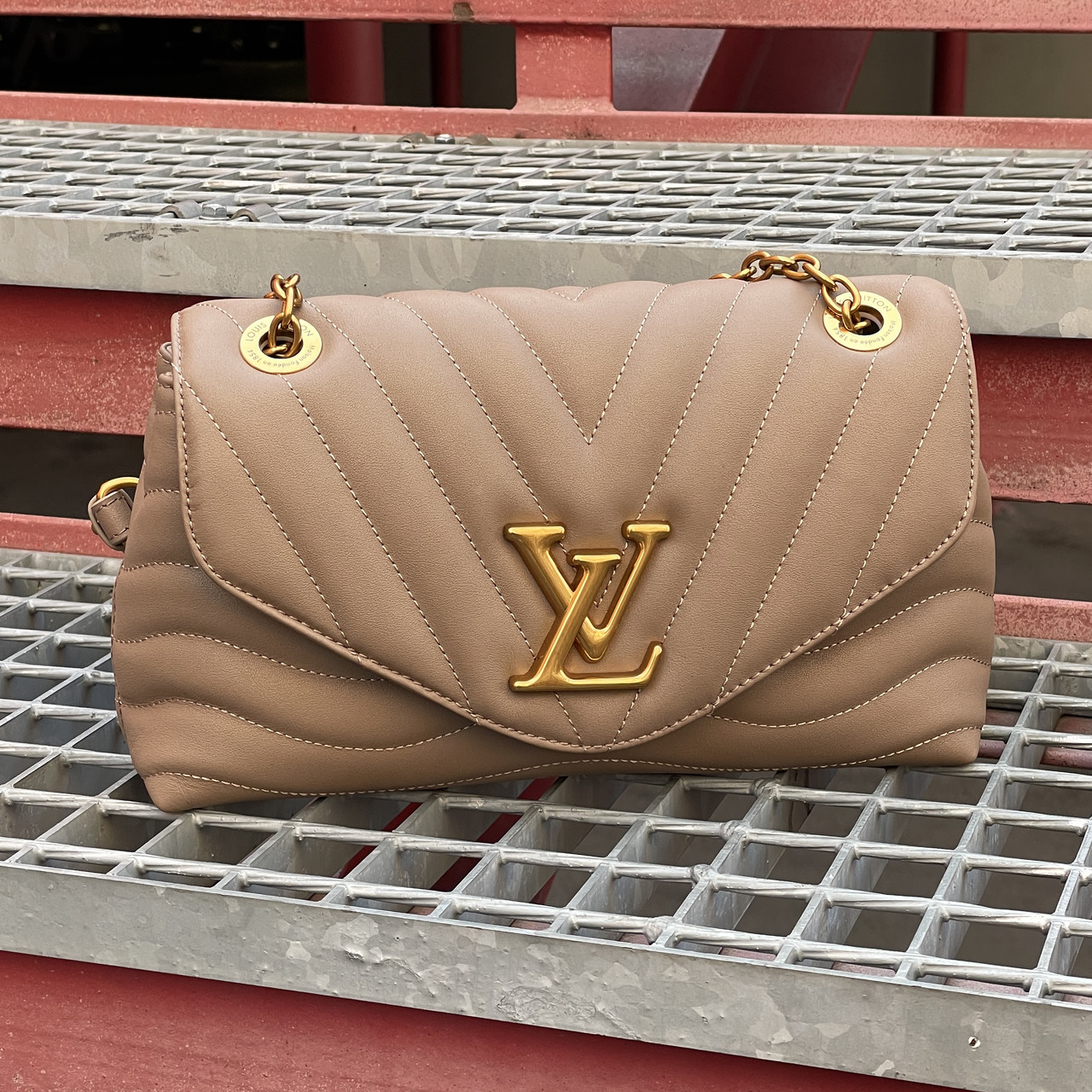 Сумка жіноча Louis Vuitton New Wave LV (Луї Віттон Нью Вів)