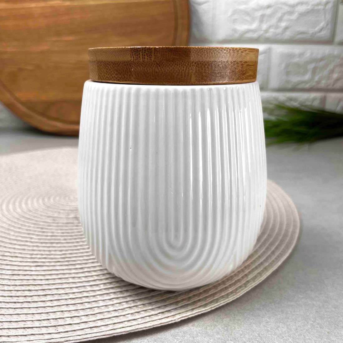 Біла порцелянова банка 600мл з бамбуковою кришкою