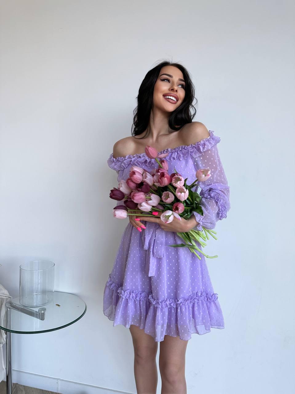 Шифонове плаття з відкритими плечима в горошок зі спідницею сонце з оборками та поясом на талії (р. S-M) 66035172Q, фото 1