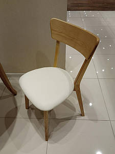 Дерев'яний стілець із дуба зі спинкою, лаковим покриттям та м'яким сидінням «Діана» для дому