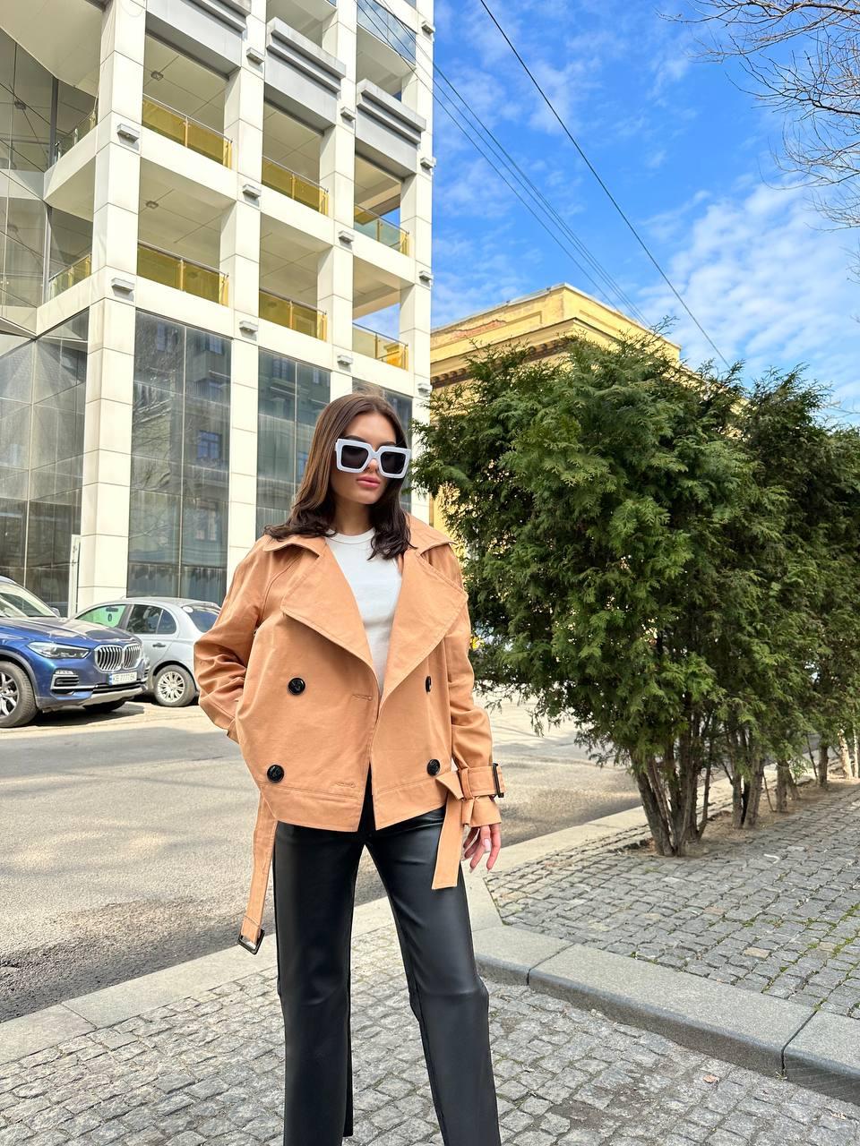 Актуальний жіночий укорочений тренч оверсайз із щільного котону Gvk2433