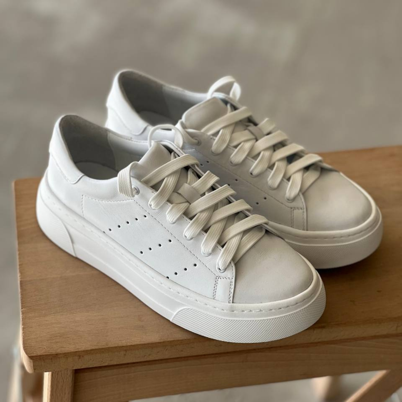 Женские летние кроссовки из натуральной кожи белые на толстой высокой ...