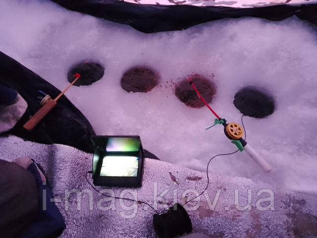 Дисплей підводної камери з чітким зображенням Екран підводної камери з видом підводного світу