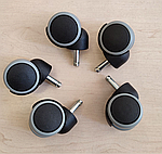 Заміна коліс на офісному кріслі