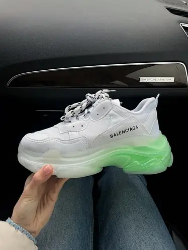 balenciaga triple s ua