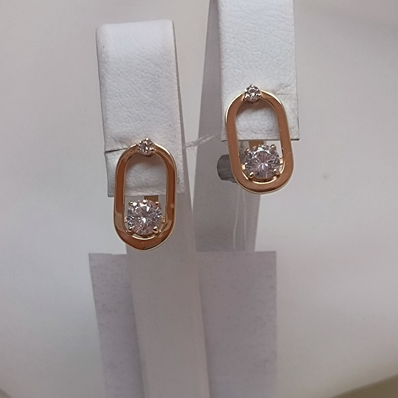 Золоті сережки в червоному золоті на англійському замку 585 проби з вставкою цирконію