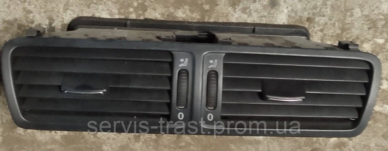 Дефлектор центральний Volkswagen Passat B6