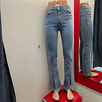 Жіночі блакитні джинси кльош із розрізом 30