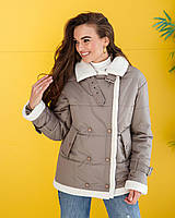 Жіноча демісезонна укорочена куртка з плащової тканини з обробкою зі штучної овчини