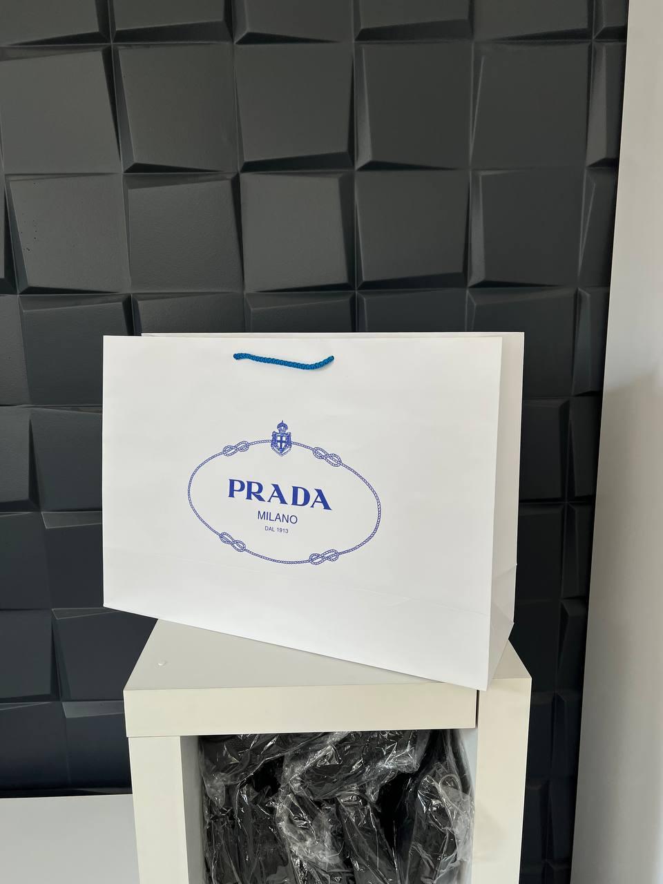 Подарункові пакети відомого бренда prada
