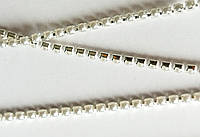 Лента стразовая Жемчужина белого цвета в серебристой оправе 2 мм