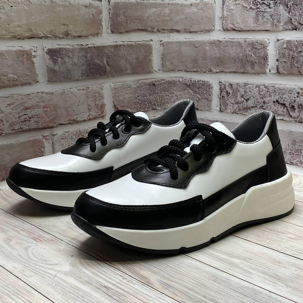 Жіночі шкіряні чорно-білі кросівки з білою підошвою і шнурками, фото 1