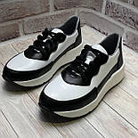 Жіночі шкіряні чорно-білі кросівки з білою підошвою і шнурками, фото 2