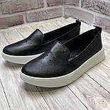 Жіночі мокасини з натуральної шкіри на білій підошві з перфорацією, фото 3