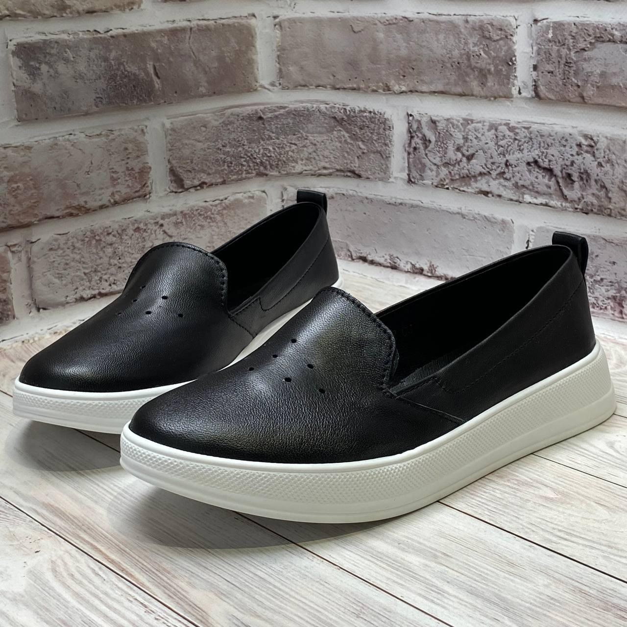 Жіночі мокасини з натуральної шкіри на білій підошві з перфорацією, фото 1