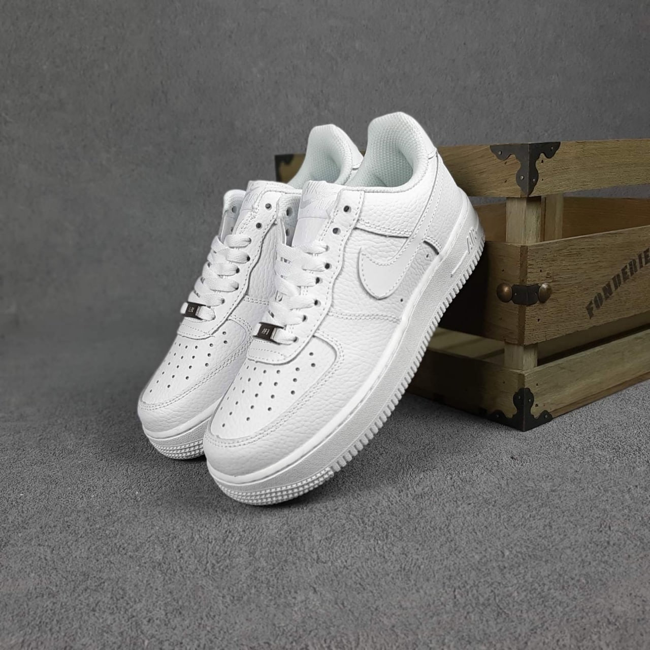 Кросівки жіночі низькі білі Nike Air Force 1. Кросівки стильні жіночі білі Найк Аїр Форс 1
