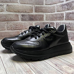 Жіночі шкіряні чорні кросівки з чорною підошвою і шнурками