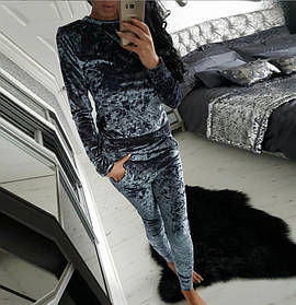 Стильний жіночий велюровий костюм