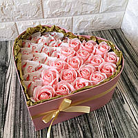 Подарунок преміум із троянд та смачних цукерок раффаелло на будь-яке свято коханій людині