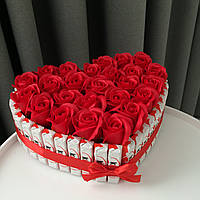 Подарунок, торт з кіндерів та червоних троянд на праздник коханій дівчині (розмір L)