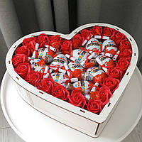 Подарок с мыльными розами и киндерами для девушки в деревянной коробке